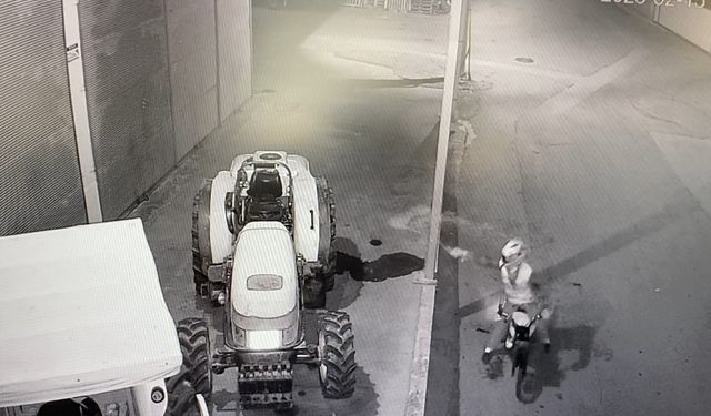 Benzinle traktörü yakarken kendini de yaktı