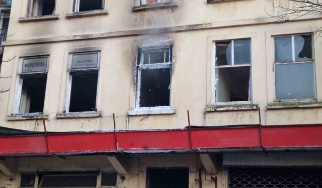 Beyoğlu’nda korkutan yangın kamerada
