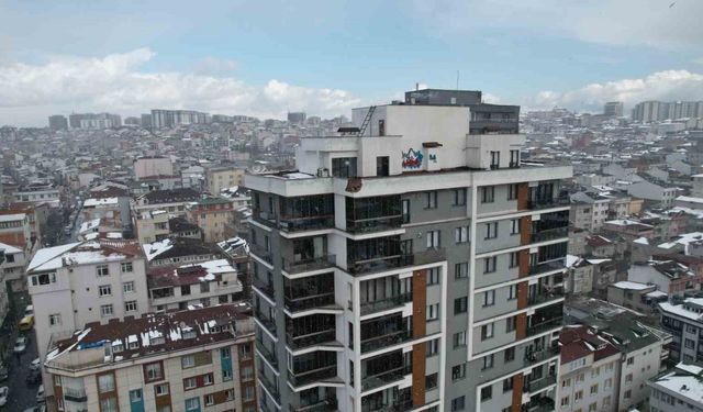 Küçükçekmece’de bir binanın çatısına yıldırım düştü: Kopan parçalar araçlara zarar verdi, 1 yaralı