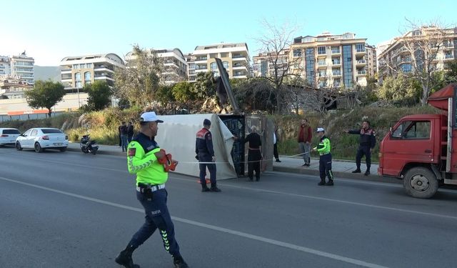 Alanya’da muz yüklü kamyonet devrildi :1 yaralı