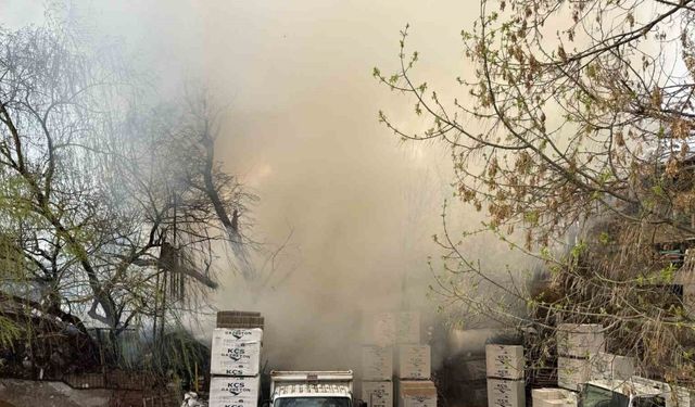 Başkentte hurda kağıt istiflenen metruk bina alev alev yandı