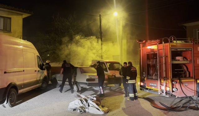 Erzincan’da Gece Yarısı Park Halindeki Araç Alev Aldı!