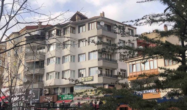 Gemlik’te şiddetli rüzgar terastaki sediri uçurdu