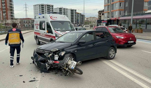 Motosiklet otomobile ok gibi saplandı: 1 yaralı