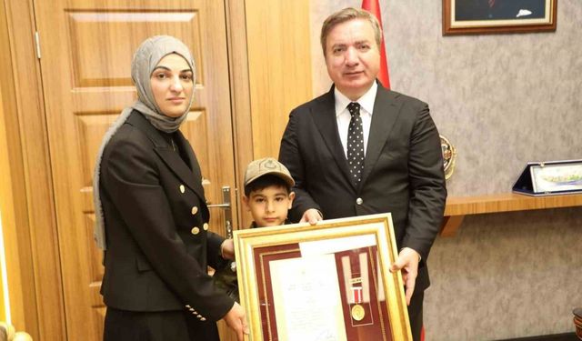 Şehit ailesine Devlet Övünç Madalyası verildi