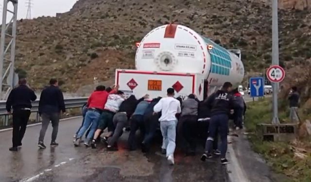 Yolu kapatan tankeri vatandaşlar elbirliğiyle iterek çekti