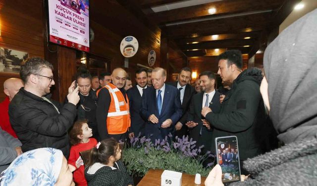 Cumhurbaşkanı Erdoğan, Geceyi Sokakta Geçiren Vatandaşlarla Buluştu