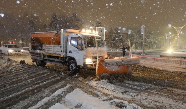 Erzincan’da belediye ekipleri karla mücadele çalışmasını sürdürüyor