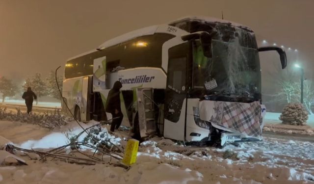 Karda kayan yolcu otobüsü aydınlatma direğine çarptı: 2 yaralı