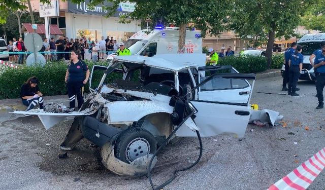 Ağaca çarpan Tofaş hurdaya döndü: 1 ölü, 4 yaralı