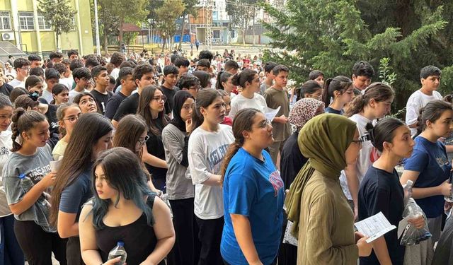 Erzincan’da LGS Heyecanı: Öğrenciler İçeride, Veliler Dışarıda Ter Döktü