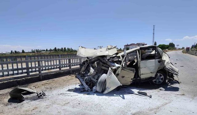 Van’da tır otomobile çarptı; 4 yaralı