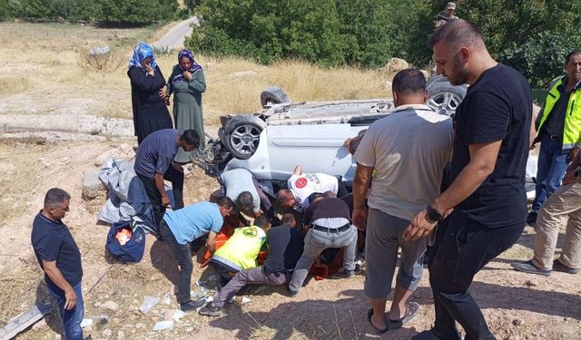 Hafif Ticari Araç Şarampole Devrildi
