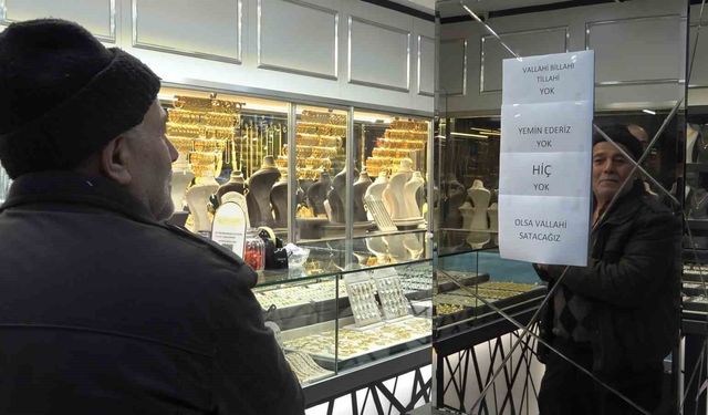 Kuyumcu Camına Yazı Astı: “Vallahi Billahi Yok!”