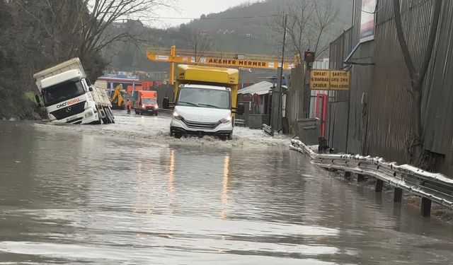 Sağanak Felaketi: Göle Dönen Yolda Hafriyat Kamyonu Yan Yattı