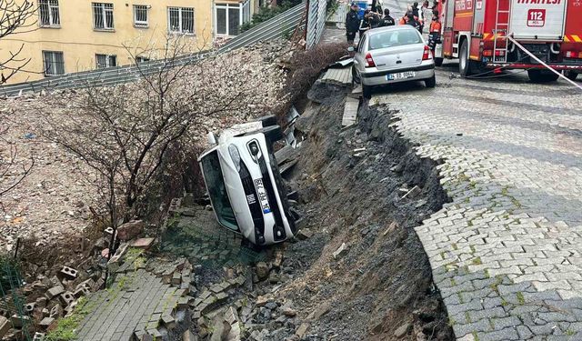 Yol Çöktü: Park Halindeki Otomobil Çukura Düştü