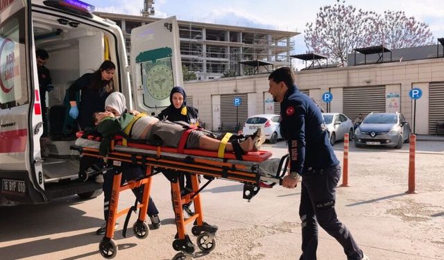 Motosiklet bisikletliye çarptı: Kazada 1’i çocuk 3 kişi yaralandı