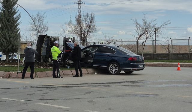 Otomobil ile hafif ticari araç çarpıştı: 3 yaralı