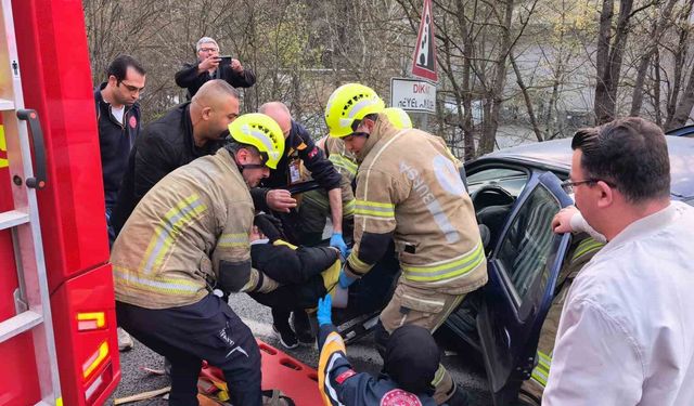 Bariyerlere Çarpan Otomobilde 2 Yaralı