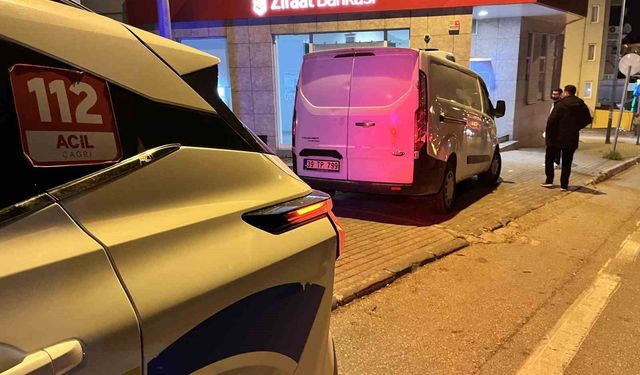 El freni boşalan minibüs duvara çarptı