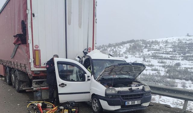 Erzurum'da feci kaza: Hafif ticari araç tırın altına girdi, 2 kişi hayatını kaybetti