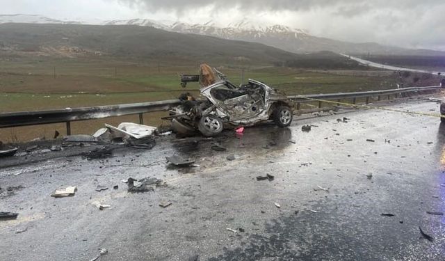 Kafa Kafaya Çarpışan Tır ve Otomobil Kazasında 3 Kişi Hayatını Kaybetti