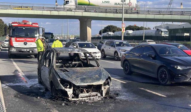 Sahil Yolunda Seyir Halindeki Otomobil Alev Alev Yandı! Trafik Bir Süre Durma Noktasına Geldi