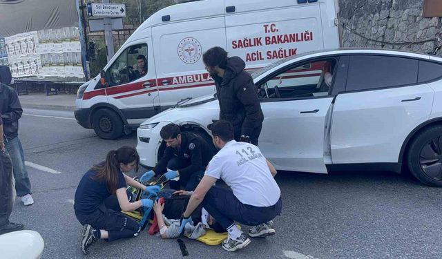 Tesla marka otomobil ile motosiklet çarpıştı: 1 yaralı