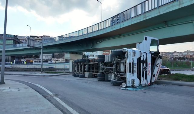 Virajı alamayan TIR devrildi! trafik aksadı
