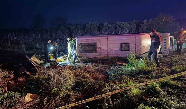 Yolcu minibüsü devrildi: 1 kişi hayatını kaybetti, 12 yaralı