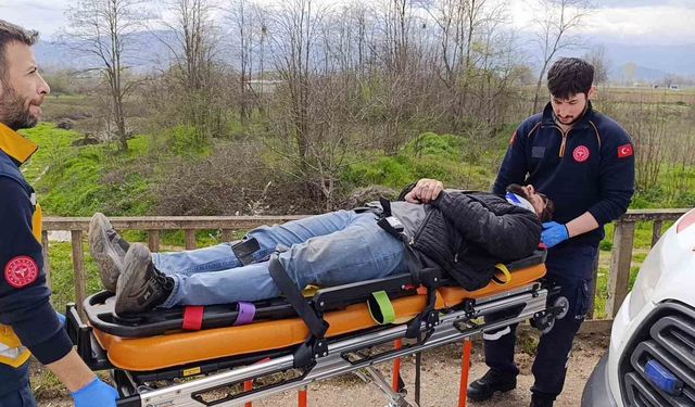 Zincirleme trafik kazası: Araç dere yatağına uçtu, 4 yaralı