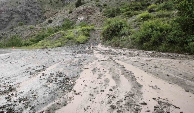 Erzincan-Kemah yolunda heyelan!