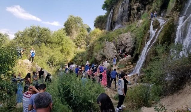 Girlevik Şelalesi Bayram Tatilinde Ziyaretçi Akınına Uğradı