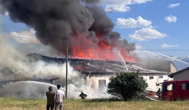 Erzincan'da ikinci el mobilya deposunda çıkan yangın söndürüldü