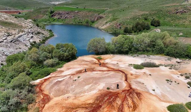 Erzincan’daki Kırmızı Doğa Harikası: Otlukbeli Gölü Ziyaretçilerini Büyülüyor