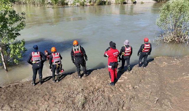 Kelkit Çayı'na atlayan kızın izine 20 gündür rastlanmadı
