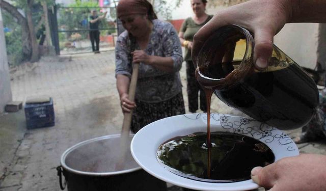 Kemaliye’nin Asırlık Lezzetinde Üretim Başladı: Dutlar Güneşte Pekmeze Dönüşüyor