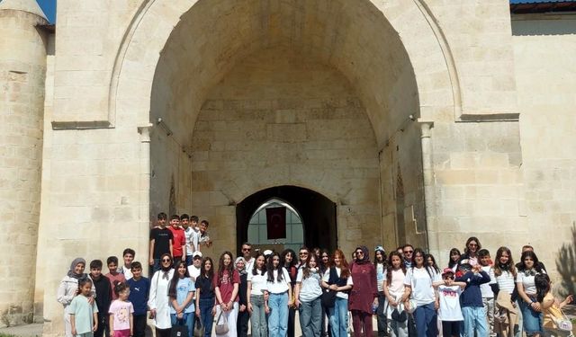 Öğrenciler Mamahatun Türbesi ve Kervansarayı'nı yerinde inceledi
