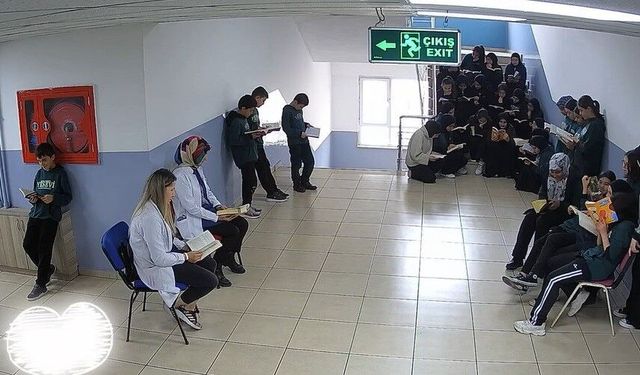 Öğretmenlerin sessiz kitap okuma deneyi öğrencilere örnek oldu