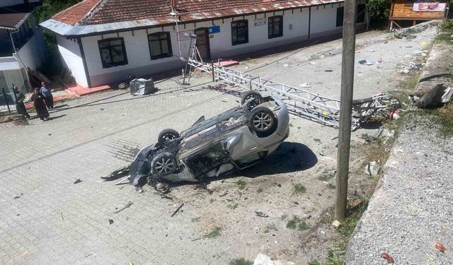 Takla atan otomobil aydınlatma direğine çarptı: 1 yaralı