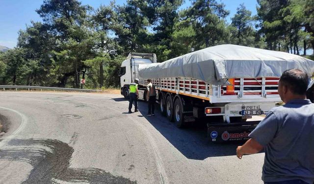 Tıra arkadan çarpan otomobil takla attı: 4 yaralı