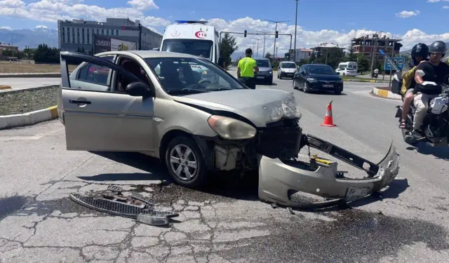 Erzincan’da iki otomobil çarpıştı: Araçlar hurdaya döndü