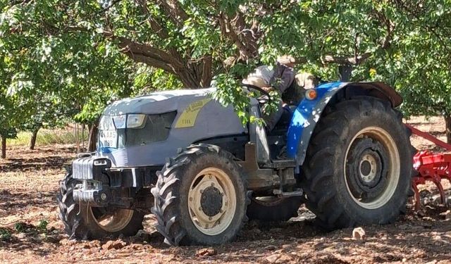 Bahçede traktörle çalışırken kafasına ağaç dalı çarpan çiftçi hayatını kaybetti