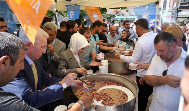 Bakan Göktaş, Erzincan'da aşure dağıttı, esnafı ziyaret etti