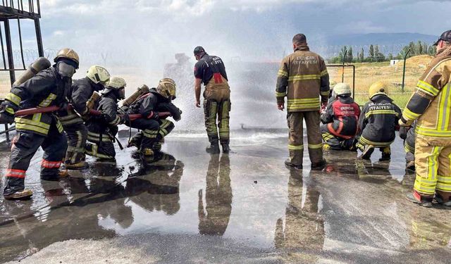 Erzincan Belediyesi itfaiye personelinin mesleki eğitimleri sürüyor