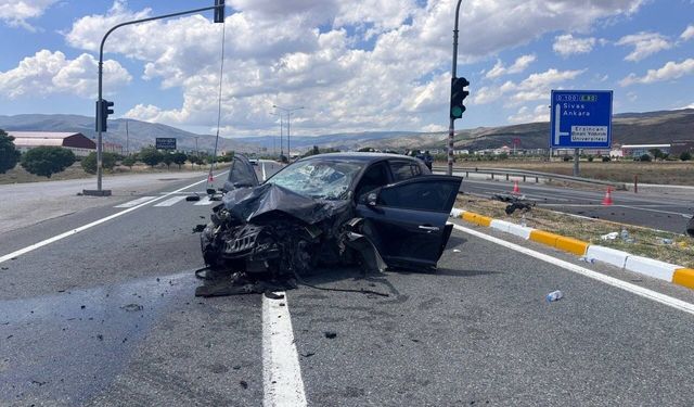 Erzincan’da 5 Kişinin Yaralandığı Kaza Kamerada