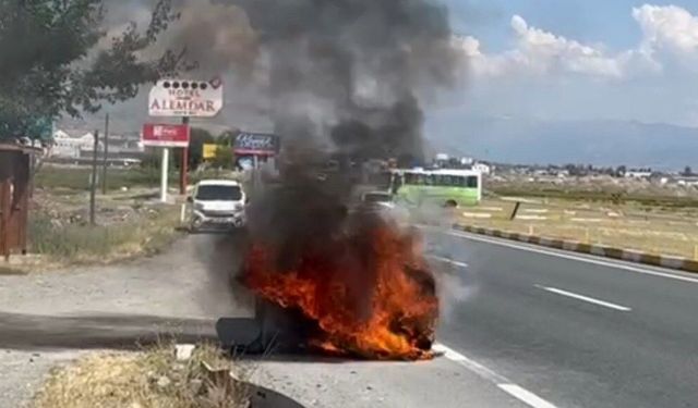 Erzincan’da Otomobil Alevlere Teslim Oldu