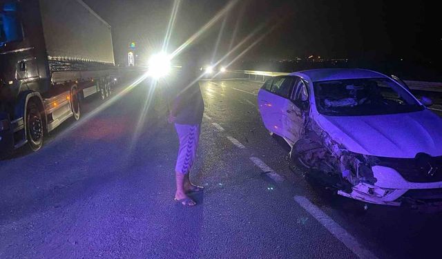 Erzincan'da tır ile otomobilin çarpıştığı kaza güvenlik kamerasına yansıdı