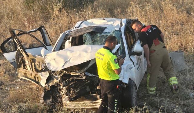 Otomobil şarampole devrildi: 1 ölü, 2 yaralı
