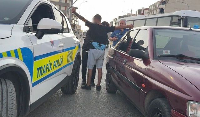 Çalışır haldeki otomobilde uyuyan 2 kişiyi polis güçlükle uyandırdı, araçta 13 sentetik hap ele geçirildi